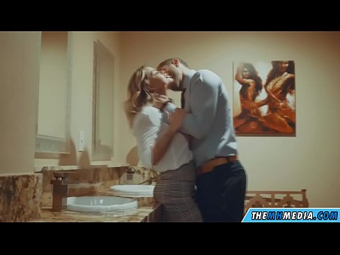 ❤️ Döşlü sarışın sizi ictimai tualetdə aldatdıqda ❤️ Porno fb bizdə